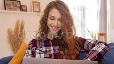 年轻女子浏览电脑